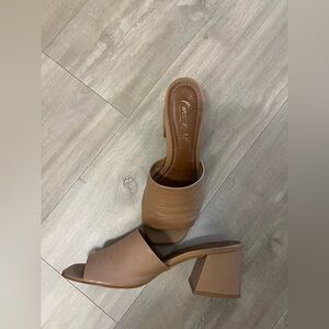 L’intervalle Women's Tan Heeled Sandals